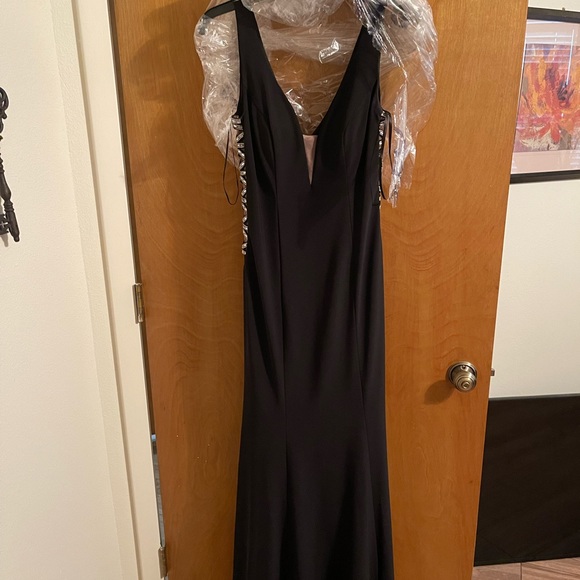 Xscape Plunge Prom Dress - Picture 6 of 10